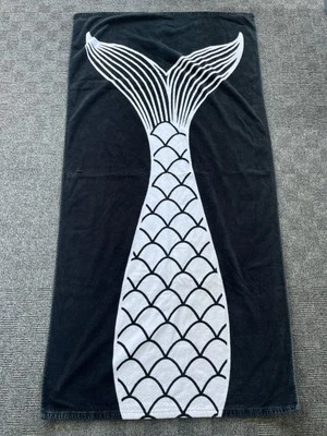 Toalla de playa Emily & Meritt Pottery Barn Teen Mermaid blanco y negro Foto 1 de 4