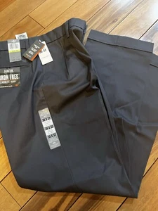 Dockers Men Signature Iron Free Classic Fit Gray Pants Size 30x32 Pleated New - Picture 1 of 10
