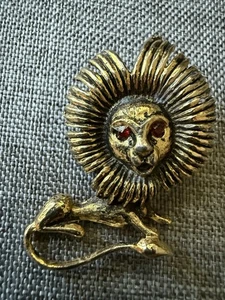 Lion Brooch Gold Tone Red Rhinestone Eyes Figural Animal Vintage Pin Art To Wear - Picture 1 of 4