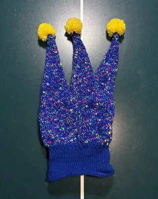 复古 Jester 冬季帽 Beanie 尺寸小号手工针织钩针编织蓝色斑点 — 第 1/4 张图片