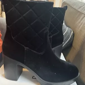 Slip On Black Velvet Boots W Heel Size 6 - Picture 1 of 5
