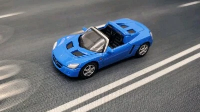 Yat-Ming Road Signature 72000 1:72 Diecast Opel Speedster Blue  - Image 1 of 4