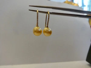 Goldfarbende Südseeperlen Ohrhänger mit 18 Brillanten 0,16 Carat 750 er Gold - Picture 1 of 5