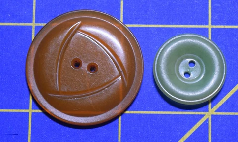 2738 2 Antique  Bakelite buttons, one orange, one green Cover
