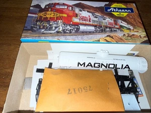 Athearn HO Scale Kit# 1586 Magnolia 40' Single Dome Tank Car #1305. NOS - Picture 1 of 3