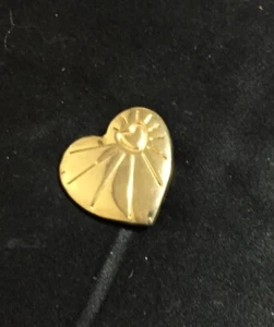 Vintage Gold Herz Variety Club Herz Metall Hut Anstecknadel Brosche Anstecknadel Valentinstag  - Bild 1 von 3