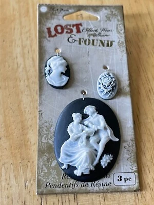 Contas de lua azul perdidas e encontradas ~ 3 berloques pingente camafeu de resina esculpida em preto e branco - Imagem 1 de 2