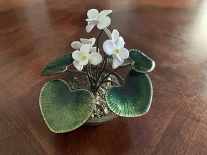 BOVANO OF CHESHIRE Blumentopf Skulptur Emaille auf Kupfer weißer Blume 4,25" - Bild 1 von 8