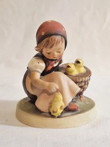 Eine alte Goebel Hummel Westdeutsche Porzellan Figur, Küken Mädchen - Bild 1 von 6