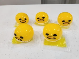 NEU Gudetama 5er Pack Set Stress Zappeln Kotzen Ball Erbrechen Faul Eigelb Spielzeug - Bild 1 von 5