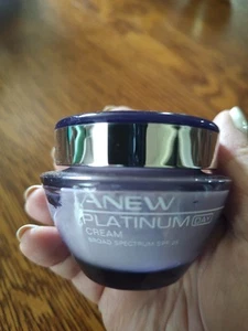 Avon Anew Platinum Tagescreme Breitspektrum LSF 25 - 1,7oz - Bild 1 von 3