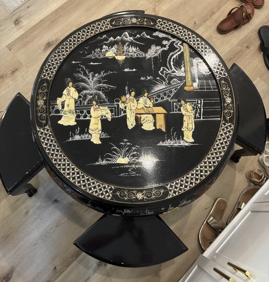 Mesa de centro oriental de laca negra brillante Foto 1 de 4