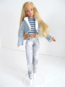 Vintage singolo anni 90 Barbie bambola bionda Mattel vestiti camicia maglione pantaloni scarpe Q - Foto 1 di 10
