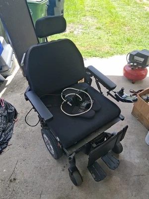 silla de ruedas eléctrica quantum q6 edge hd Foto 1 de 4