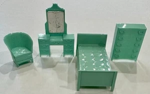 Juego de 4 muebles de dormitorio vintage de plástico pirotecario para casa de muñecas - Imagen 1 de 10