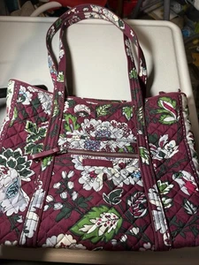 EUC Vera Bradley kultige kleine Vera Beuteltasche mit Blumenmuster "Bordeaux Blüten" - Bild 1 von 6