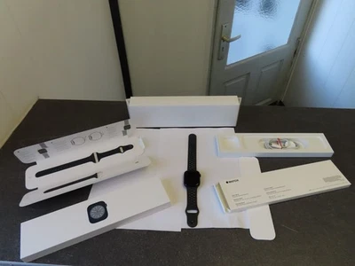Apple Watch Series 8 45mm Mitternacht Aluminiumgehäuse mit Sportarmband, Regular - Bild 1 von 4