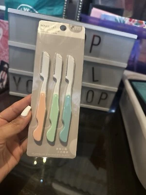 Eyebrow Shaper - Image 1 of 3