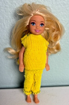 Boneca Kelly Mattel 2010 5,5" com roupa feita à mão - Imagem 1 de 4