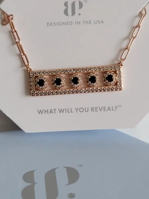 Bomb Party OG 项链 "Five Free Spirits" 黑色 Ony CZ 玫瑰金电镀 — 第 1/4 张图片