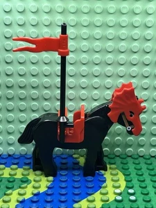 Lego Minifigure Animal Land Horse Nero Rosso Sella e Bandiere Elmetto Drago - Foto 1 di 3