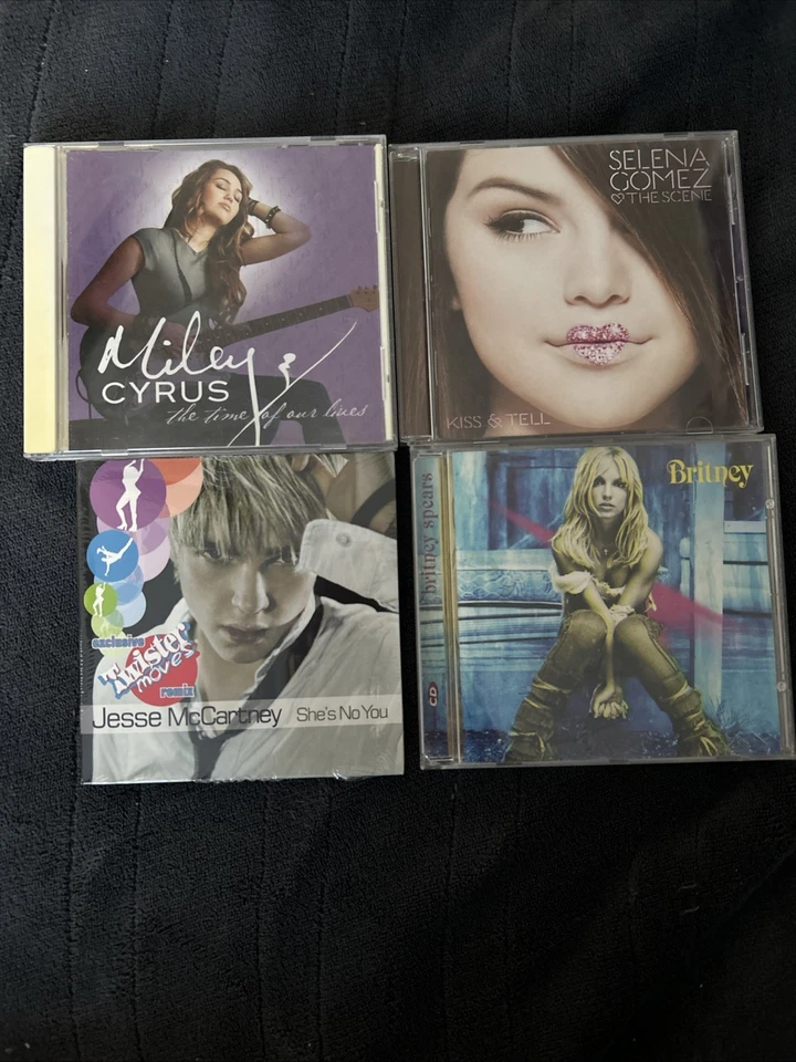 cd lot of 4 with selena gomez, miley cyrus, and brittany $8 each or $35 for all Foto 1 de 2