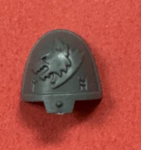 NEU Space Wolves BLUTKRALLEN RAGNAR WOLFSKOPF SCHULTERPOLSTER - Bits 40K - Bild 1 von 1