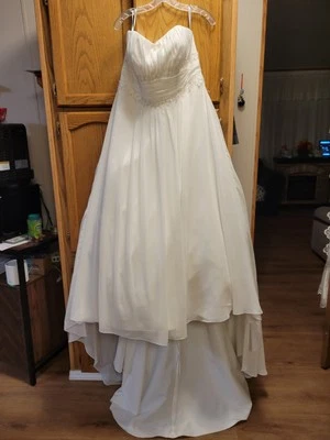 Stunning Ivory Wedding Dress by Davids Bridal. Unaltered sz 20 Immaculate Condtn - Image 1 of 4