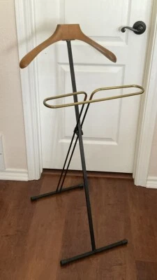 Colgador de traje vintage francés de mediados de siglo de latón y madera plegable valet mayordomo Foto 1 de 4