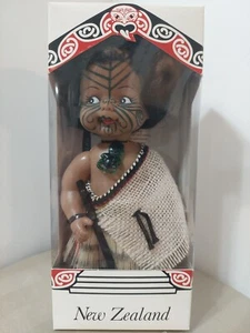 VINTAGE PARRS PRODUCTS NEW ZEALAND WARRIOR TASEL CLOAK DOLL 8" IN OVP - Bild 1 von 11