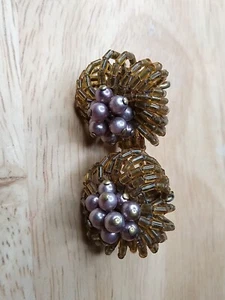 Vintage braune Samen Perlen Blume mit lila Kunstperlen Cluster Schraubverschluss Ohrringe - Bild 1 von 3