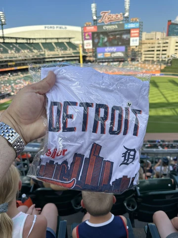 Detroit Tigers SGA Pullover Short Sleeve Hoodie - Medium - NEW In Packaging Cover