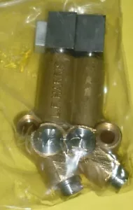 TRIUMPH 650 750 BONNEVILLE T120 T140 TR6 TR7 4 VALVE OIL PUMP ASSEMBLY 71-7317 - Picture 1 of 4