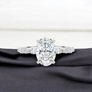 Anillo de compromiso de diamantes cultivados en laboratorio de corte ovalado de 2,00 quilates de oro blanco de 14 k - Imagen 1 de 12