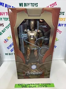 "Figura de acción Marvel NECA Iron Man Midas Gold Armor Mark escala XXI 1/4", 18" - Imagen 1 de 11
