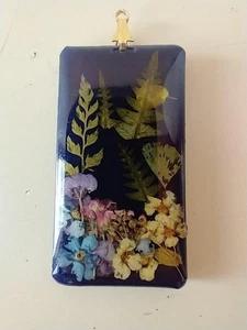 COLGANTE FLORAL PRENSADO BOTÁNICO VINTAGE DE 1,75 ~ RESINA EPOXI ~ NEGRO ~ 1" W ~ 3/16" DE ESPESOR - Imagen 1 de 4