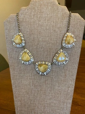 Colar Ann Taylor Pavè de strass, esmalte e amarelo marmorizado Lucite mídia mista - Imagem 1 de 4