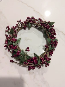 Roter Kunstbeeren Kerzenring / Kranz mit einer 4" Öffnung für Stumpen- oder LED Kerzen - Bild 1 von 6