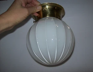 Plafoniera vintage MID CENTURY + paralume globo in vetro a coste bianco - Foto 1 di 24