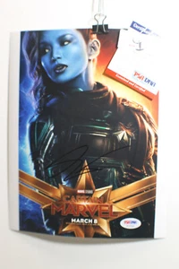 Foto en color firmada por Gemma Chan Capitana Marvel Minn-Erva 11x14 PSA AUTENTICADA - Imagen 1 de 5