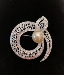 Vintage Modern Round Wreath Silver Filigree Rhinestone Faux Pearl Brooch Pin - Picture 1 of 12