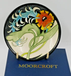NUEVO EN CAJA MOORCROFT COLECCIONISTAS CLUB PIN PLATO 2006 LILY PLUME EMMA BOSSONS - Imagen 1 de 3