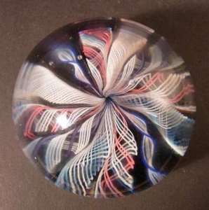 Paperweight / Briefbeschwerer. Mundgeblasenes Glas mit Glasstäben. - Bild 1 von 5