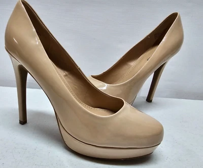 Zapatos de salón Bebe Amia para mujer talla 9 beige nude charol plataforma tacón de aguja de 5" Foto 1 de 4