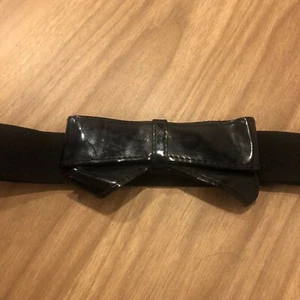 Cintura Rockin Room elastica con fiocco in pelle verniciata nera XL, lunga 34" - Foto 1 di 4