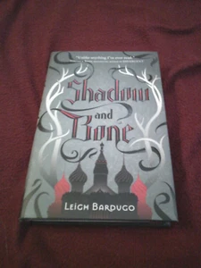 Shadow and Bone by Leigh Bardugo (2012, HC) first print / edition NF/FN in dj - Imagen 1 de 4