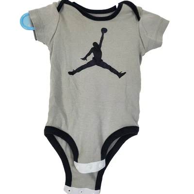 Bebé Niño 3-6M Air Jordan 23 Jumpman Gris Mameluco Una Pieza Parte Inferior a Presión Foto 1 de 4