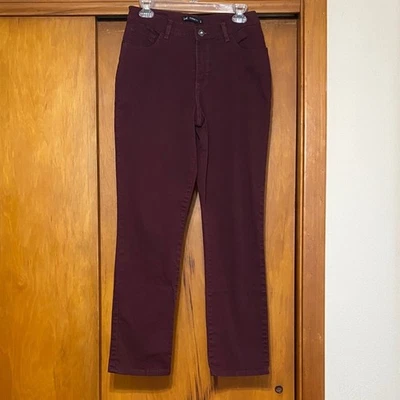 Pantalones de mezclilla Lee Classic Fit para mujer rojo borgoña pierna recta bordados con estrás Foto 1 de 4