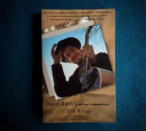 HARD RAIN A DYLAN COMMENTARY  TIM RILEY 1993 SOFTCOVER - Imagen 1 de 1