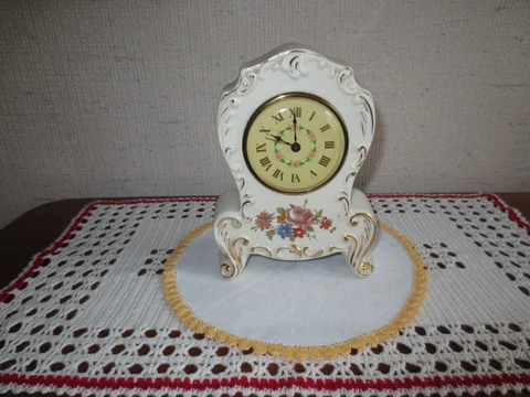 Vtg. WHITE CHINA FLORAL Mantel or Desk FOOTED ALARM CLOCK - 7"h x 5"w x 2"d Cover